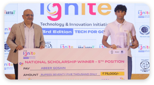 Yash Yadav receiving the cash reward of ₹ 2 Lakh 5th prize at vivo Ignite 2023.