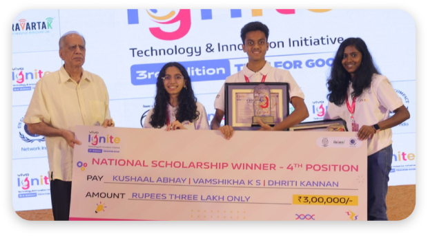 Sharvi Baisiwala receiving the cash reward of ₹ 3 Lakh 4th prize at vivo Ignite 2023.